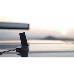 Amplificador de señal celular para vehiculos 4G LTE, 3G y VOZ. Especial para vehículos donde el conductor o copiloto requiere la mayor concentración de señal. Soporta un usuario y múltiples operadores. 8 470135 AD 4 p