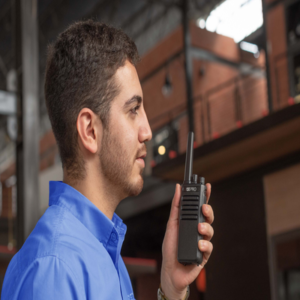 Radio Portatil UHF 5W de Potencia Scrambler de Voz Alta Cobertura, 400-470 MHz, 16 canales preconfigurados 8 TX600 AD 5 p